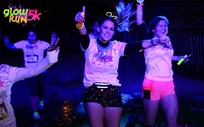 ¡Vive Glow Run 5K! Una divertida experiencia familiar con pintura fluorescente.